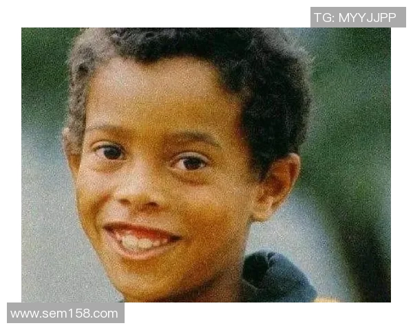 星光闪耀的足球巨星是谁 他在绿茵场上如何成就传奇地位